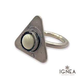 Anillo triangular con detalle color blanco